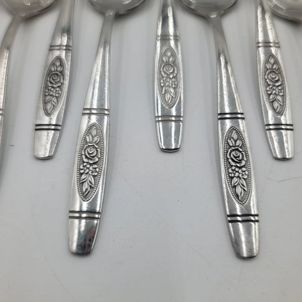 31pc VTG Oneida Rose Pendant Stainless Flatware Set Knives Forks Spoons Floral